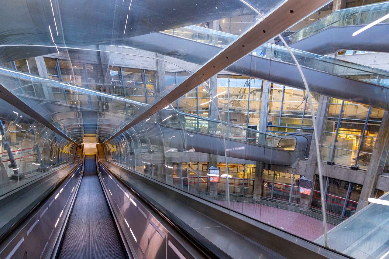 Les escalators en tubes du Terminal 1 à Paris-CDG